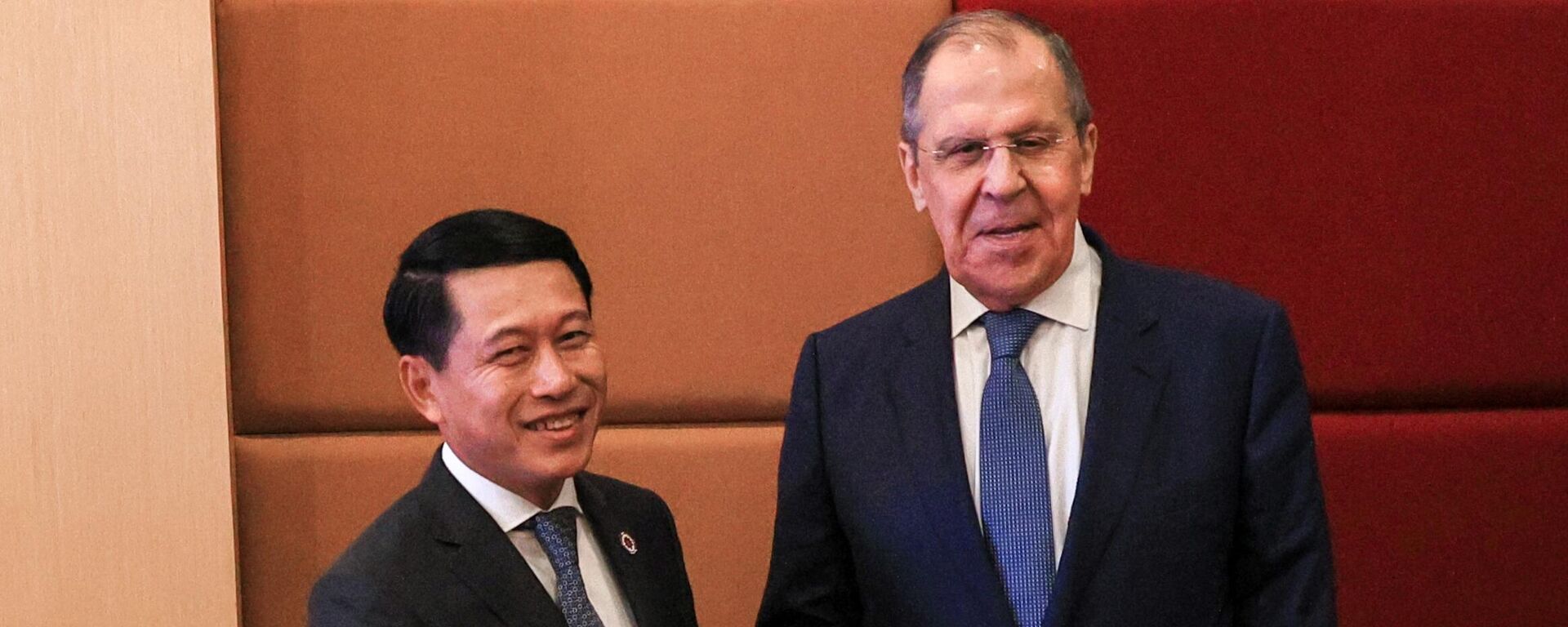 Ngoại trưởng Nga Sergei Lavrov và Ngoại trưởng Lào Salensai Kommasit tại cuộc gặp ở Phnom Penh - Sputnik Việt Nam, 1920, 04.08.2022