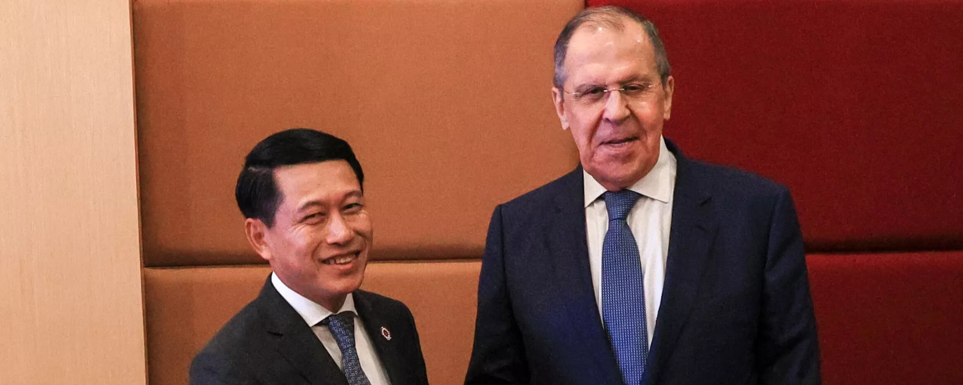 Ngoại trưởng Nga Sergei Lavrov và Ngoại trưởng Lào Salensai Kommasit tại cuộc gặp ở Phnom Penh - Sputnik Việt Nam, 1920, 04.08.2022