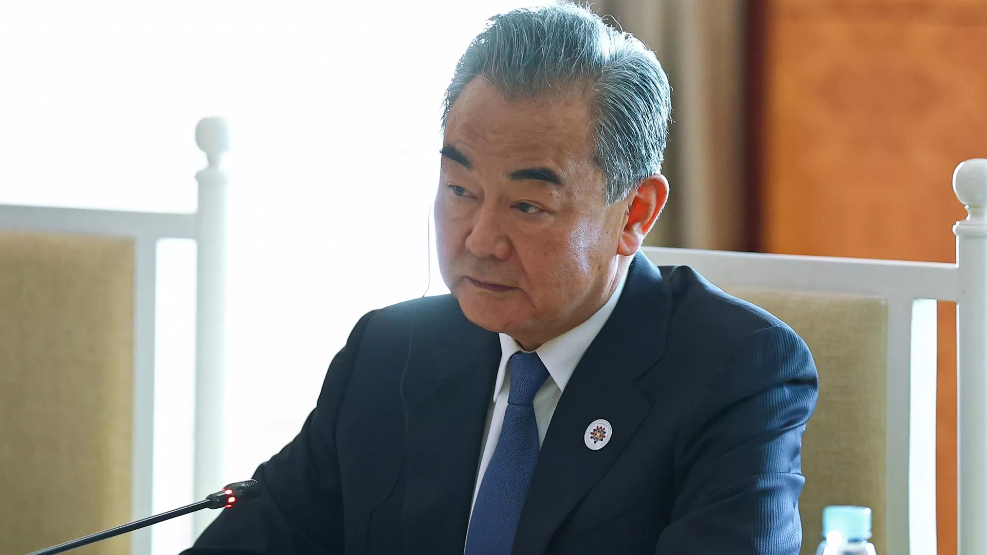 Ngoại trưởng Trung Quốc Vương Nghị trong cuộc gặp với Ngoại trưởng Nga Sergei Lavrov ở Campuchia