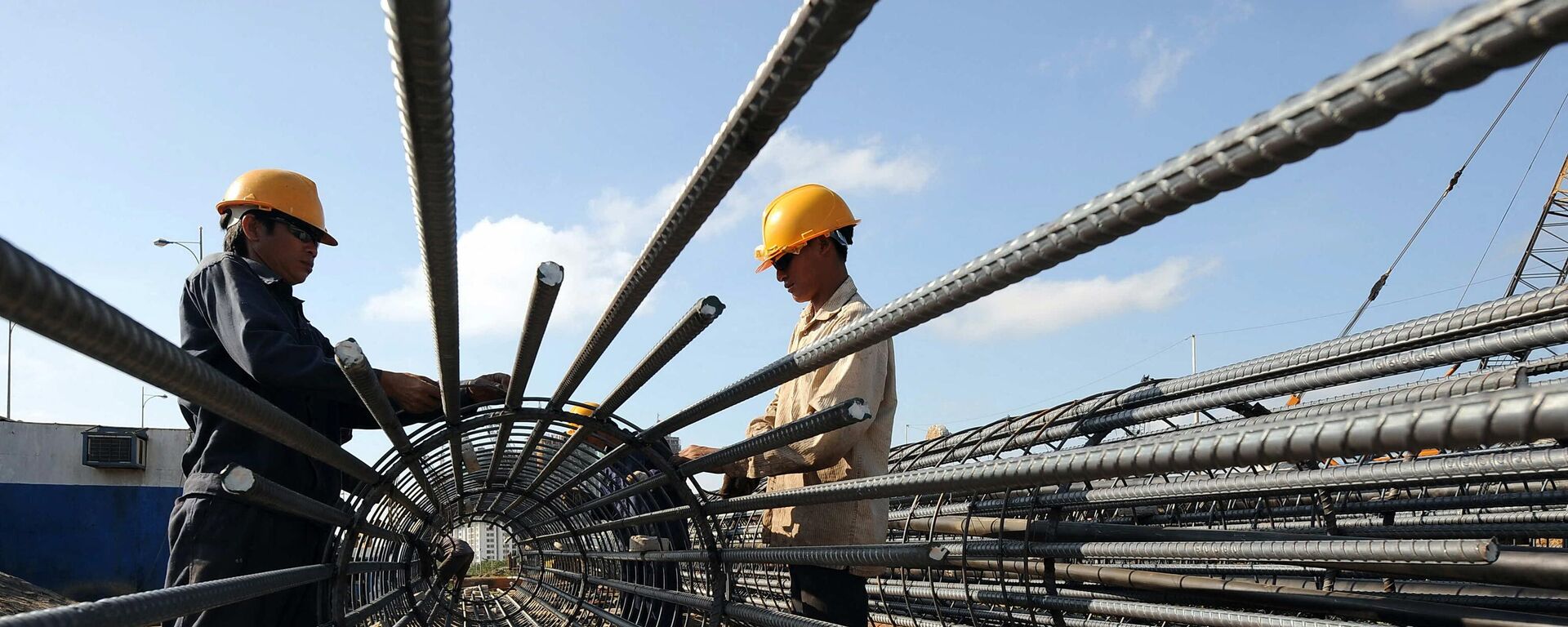 Công nhân lắp ráp kết cấu thép ở ngoại ô TP. HCM - Sputnik Việt Nam, 1920, 05.08.2022