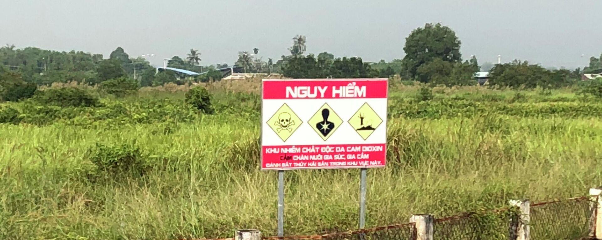 Знак с надписью Опасно в районе авиабазы Бьенхоа во Вьетнаме - Sputnik Việt Nam, 1920, 27.07.2023