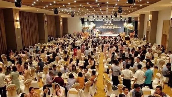 Bữa tiệc chia tay được tổ chức sang trọng với hàng trăm người tham gia. - Sputnik Việt Nam