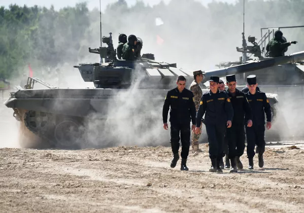 Các quân nhân đội tuyển Armenia sau khi điều chỉnh vũ khí tiêu chuẩn của xe tăng T-72B3 tại thao trường Alabino ở ngoại ô Moskva. Các quân nhân đội tuyển Armenia sau khi điều chỉnh vũ khí tiêu chuẩn của xe tăng T-72B3 tại thao trường Alabino ở ngoại ô Moskva. - Sputnik Việt Nam
