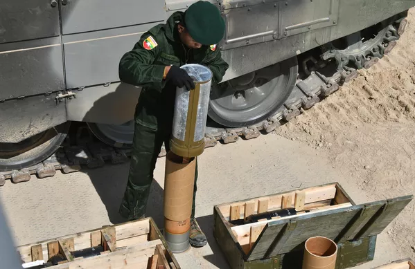 Các quân nhân đội tuyển Myanmar trước khi điều chỉnh vũ khí tiêu chuẩn của xe tăng T-72B3 tại thao trường Alabino ở ngoại ô Moskva. Các quân nhân đội tuyển Myanmar trước khi điều chỉnh vũ khí tiêu chuẩn của xe tăng T-72B3 tại thao trường Alabino ở ngoại ô Moskva. - Sputnik Việt Nam