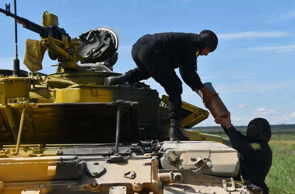 Các binh sĩ đội tuyển Armenia trong buổi điều chỉnh vũ khí tiêu chuẩn của xe tăng T-72B3 tại thao trường Alabino ở ngoại ô Moskva. Các binh sĩ đội tuyển Armenia trong buổi điều chỉnh vũ khí tiêu chuẩn của xe tăng T-72B3 tại thao trường Alabino ở ngoại ô Moskva. - Sputnik Việt Nam