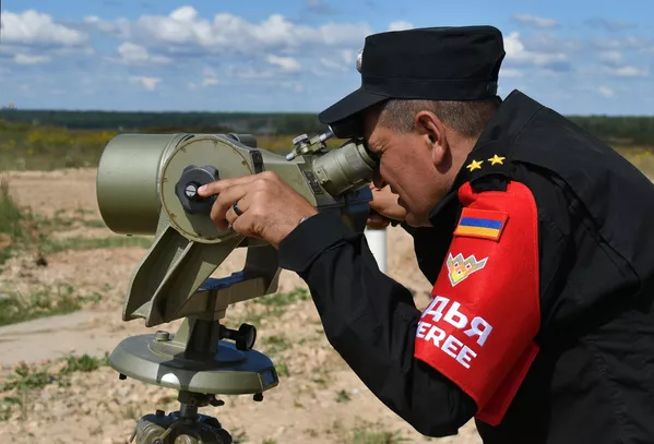 Trọng tài theo dõi quá trình điều chỉnh vũ khí tiêu chuẩn của xe tăng T-72B3 tại thao trường Alabino ở ngoại ô Moskva. Trọng tài theo dõi quá trình điều chỉnh vũ khí tiêu chuẩn của xe tăng T-72B3 tại thao trường Alabino ở ngoại ô Moskva. - Sputnik Việt Nam