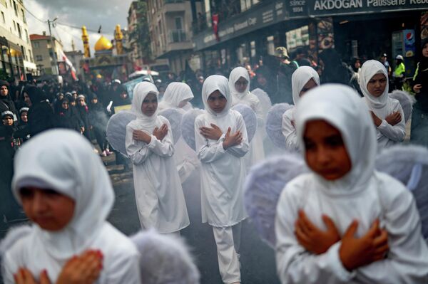 Người Hồi giáo dòng Shia trong nghi lễ Ashura ở Istanbul tưởng nhớ vụ ám sát cháu trai của nhà tiên tri Muhammad là Imam Hussein vào năm 680 sau Công nguyên. - Sputnik Việt Nam