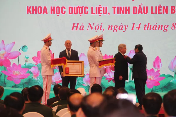 Hội nghị tổng kết 30 năm hợp tác trực tiếp giữa BQL Lăng Chủ tịch Hồ Chí Minh và Viện Nghiên cứu khoa học dược liệu và tinh dầu Liên Bang Nga Hội nghị tổng kết 30 năm hợp tác trực tiếp giữa BQL Lăng Chủ tịch Hồ Chí Minh và Viện Nghiên cứu khoa học dược liệu và tinh dầu Liên Bang Nga - Sputnik Việt Nam