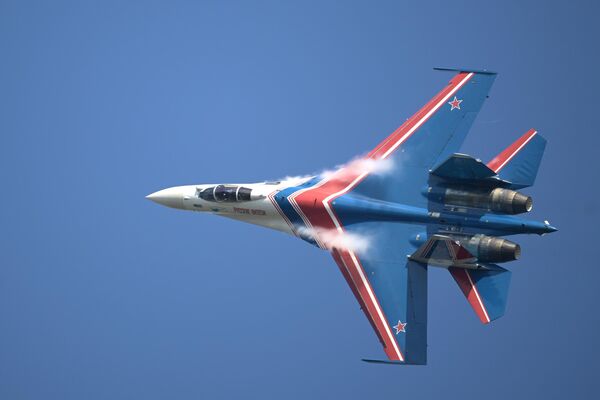 Thành viên đội thuật lái nhào lộn trên không «Tráng sĩ Nga» (Su-35S) trong chương trình bay khai mạc Diễn đàn Kỹ thuật-Quân sự Quốc tế «Army-2022» ở Kubinka. - Sputnik Việt Nam