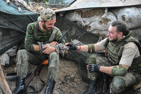 Các quân nhân Lữ đoàn Quốc tế «Pyatnashka» ở ngoại ô Avdeevka của CHND Donetsk. - Sputnik Việt Nam