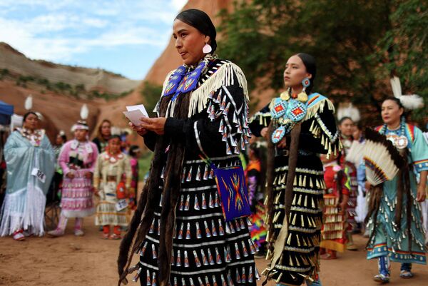 Các phụ nữ chuẩn bị tham gia cuộc thi powwow tại lễ hội cộng đồng liên bộ lạc Gallup Intertribal lần thứ 100 của người da đỏ thổ dân châu Mỹ ở công viên Rock Park, bang New Mexico, Hoa Kỳ. - Sputnik Việt Nam