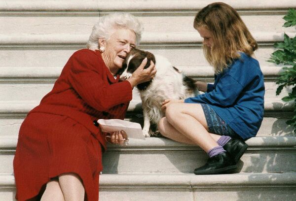 Barbara Bush và cháu gái nói chuyện với con chó Millie tại NhàTrắng,Washington. - Sputnik Việt Nam