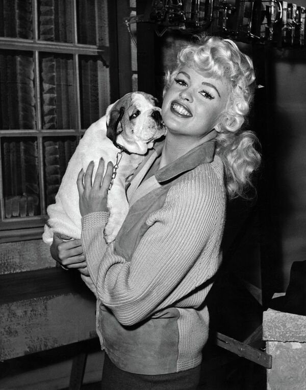 Nữ diễn viên điện ảnh Mỹ nổi tiếng Jayne Mansfield ôm con chó bulldog của mình tên là Challenge. - Sputnik Việt Nam