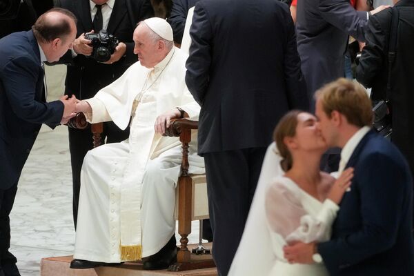 Cặp vợ chồng cưới hôn nhau trong buổi Giáo hoàng Francis tiếp kiến chung hàng tuần tại Phòng Paul VI ở Vatican. - Sputnik Việt Nam