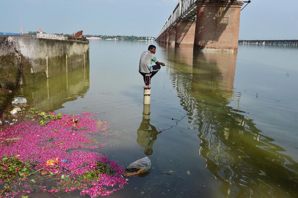 Ngư dân ngồi trên máy bơm bên bờ sông Hằng bị ngập sau trận mưa lớn ở Allahabad, Ấn Độ. - Sputnik Việt Nam