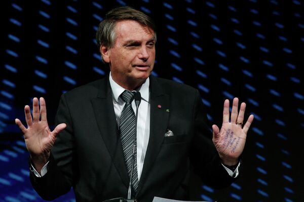 Tổng thống Brazil Jair Bolsonaro phát biểu với ghi chú được viết bằng tay trái trong Hội nghị Luyện kim Brazil ở Sao Paulo. - Sputnik Việt Nam