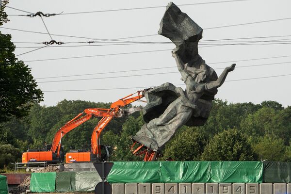 Phá dỡ tượng đài những người lính Hồng quân Liên Xô giải phóng Latvia và Riga khỏi quân xâm lược Đức Quốc xã. - Sputnik Việt Nam