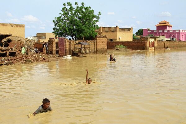 Trẻ em Sudan tắm nước lũ ở thành phố Iboud. - Sputnik Việt Nam