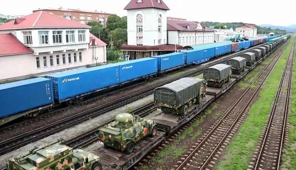 Китайский вооруженный конвой, прибывший на военные учения Восток-2022 на полигоне Сергеевский в Приморском крае Дальнего Востока России