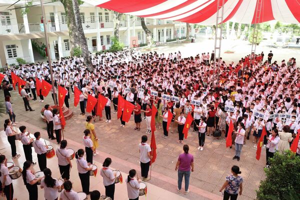 Sáng 29/8/2022, học sinh toàn trường THCS Dương Xá, huyện Gia Lâm tập trung, gặp gỡ các thầy cô và tập dượt cho lễ khai giảng. - Sputnik Việt Nam