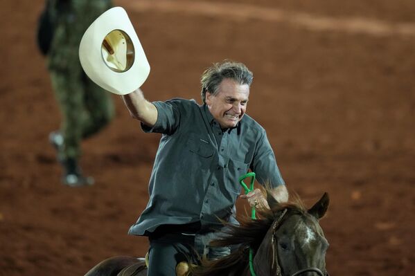 Tổng thống Brazil Jair Bolsonaro thăm Lễ hội quốc tế Barretos Rodeo ở Barretos, bang Sao Paulo, Brazil. - Sputnik Việt Nam