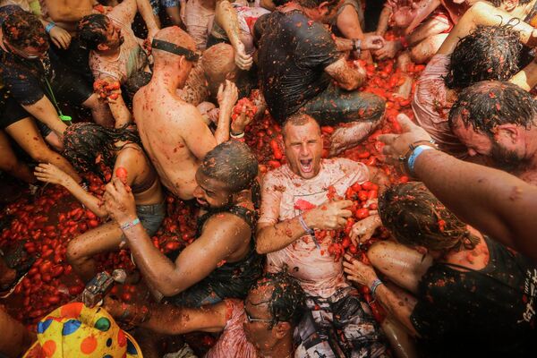 Lễ hội chiến trận cà chua &quot;Tomatina&quot; hàng năm lần thứ 4 gần Valencia, Tây Ban Nha. - Sputnik Việt Nam