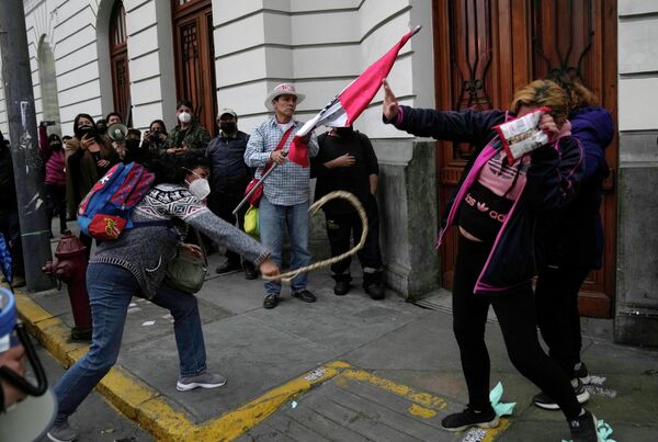 Người ủng hộ Tổng thống Peru Pedro Castillo đánh người bảo vệ bên ngoài một tòa án ở Lima. - Sputnik Việt Nam