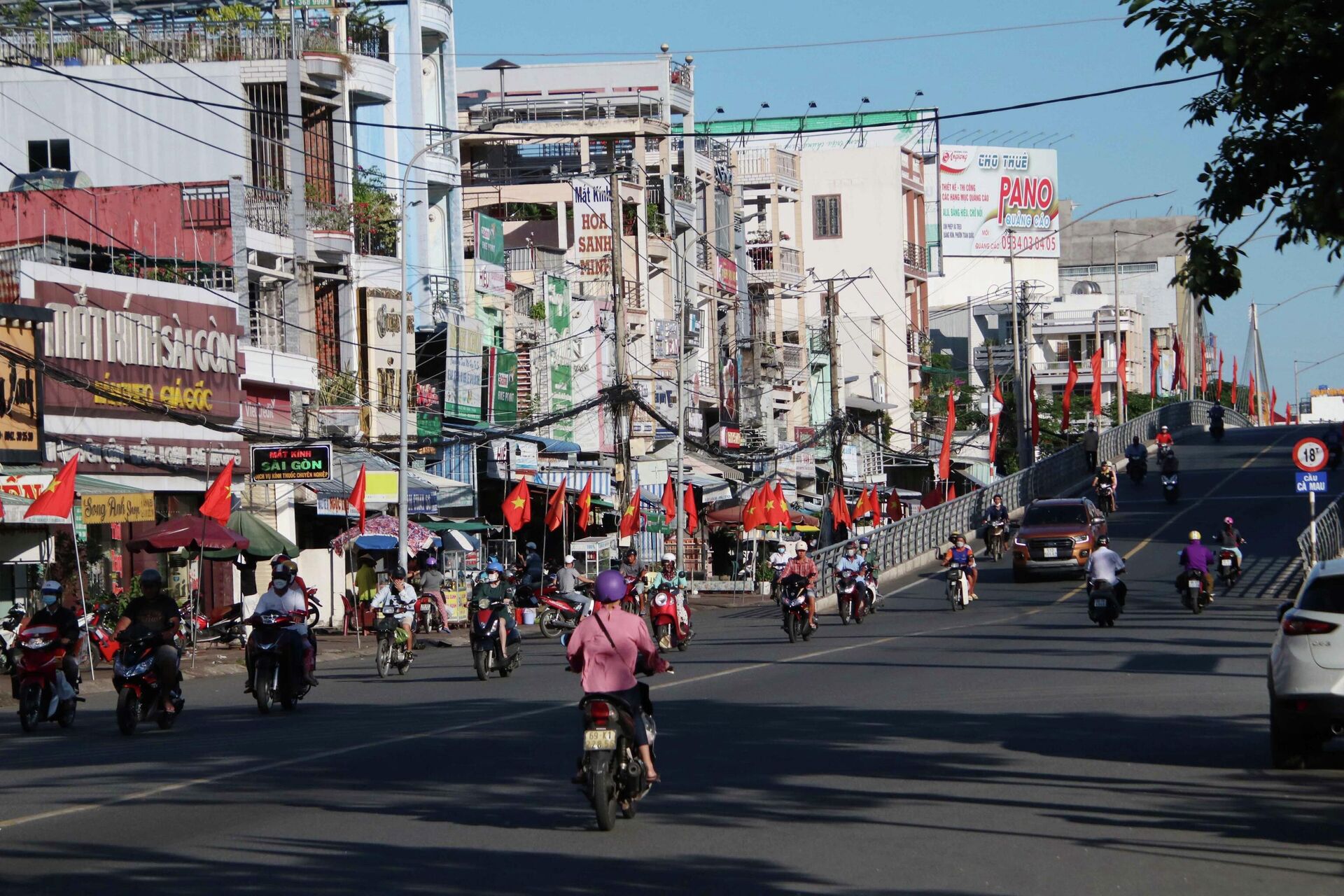 Cà Mau: Rợp bóng cờ hoa, biểu ngữ trên đường phố chào mừng kỷ niệm 77 năm Ngày Quốc khánh 2/9 - Sputnik Việt Nam, 1920, 02.09.2022