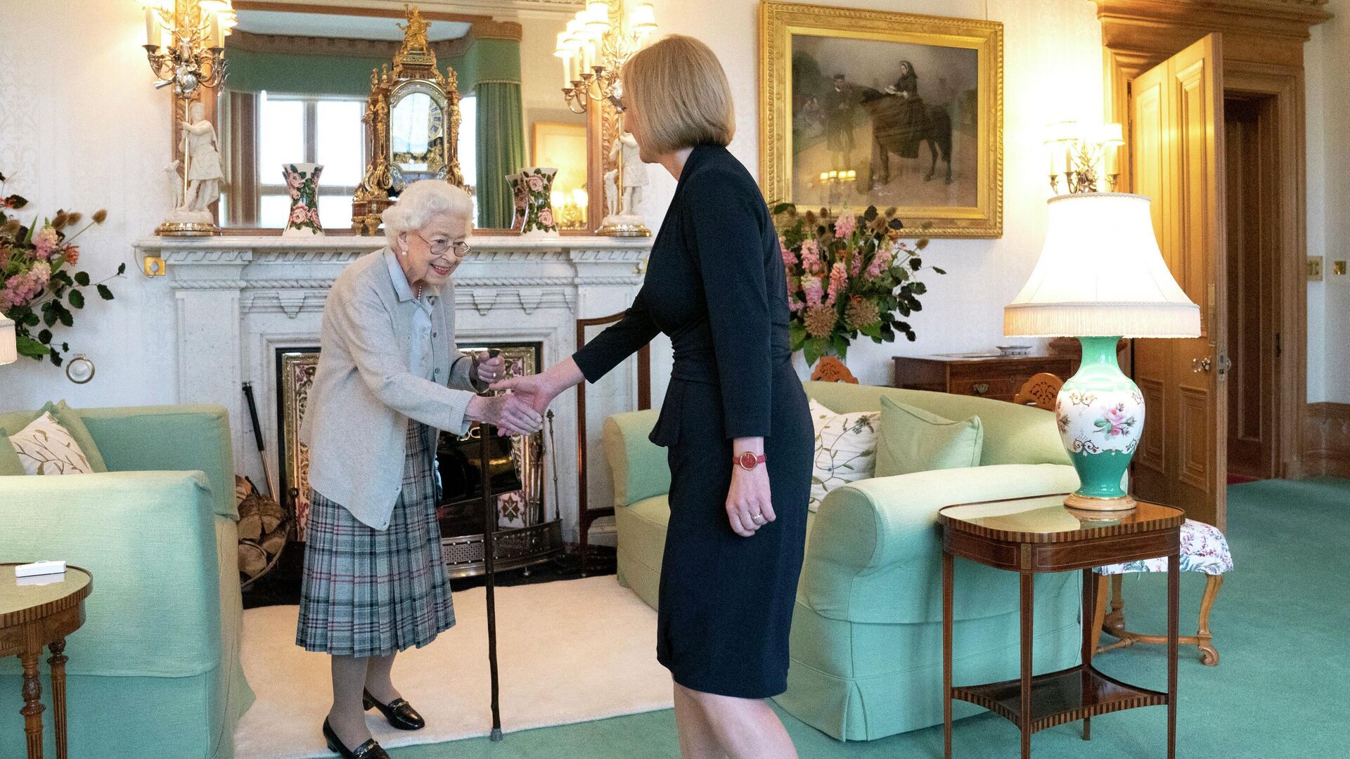 Nữ hoàng Elizabeth II tiếp Thủ tướng đắc cử Vương quốc Anh Liz Truss tại Lâu đài Balmoral, Scotland - Sputnik Việt Nam, 1920, 09.09.2022