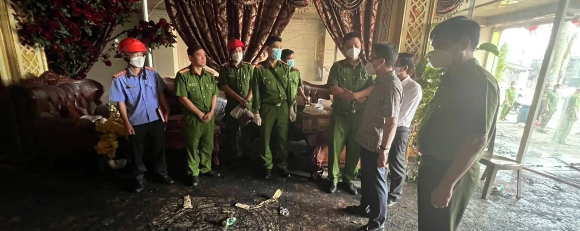 Phó Thủ tướng Vũ Đức Đam kiểm tra hiện trường vụ cháy làm 32 người chết ở Bình Dương - Sputnik Việt Nam, 1920, 09.09.2022
