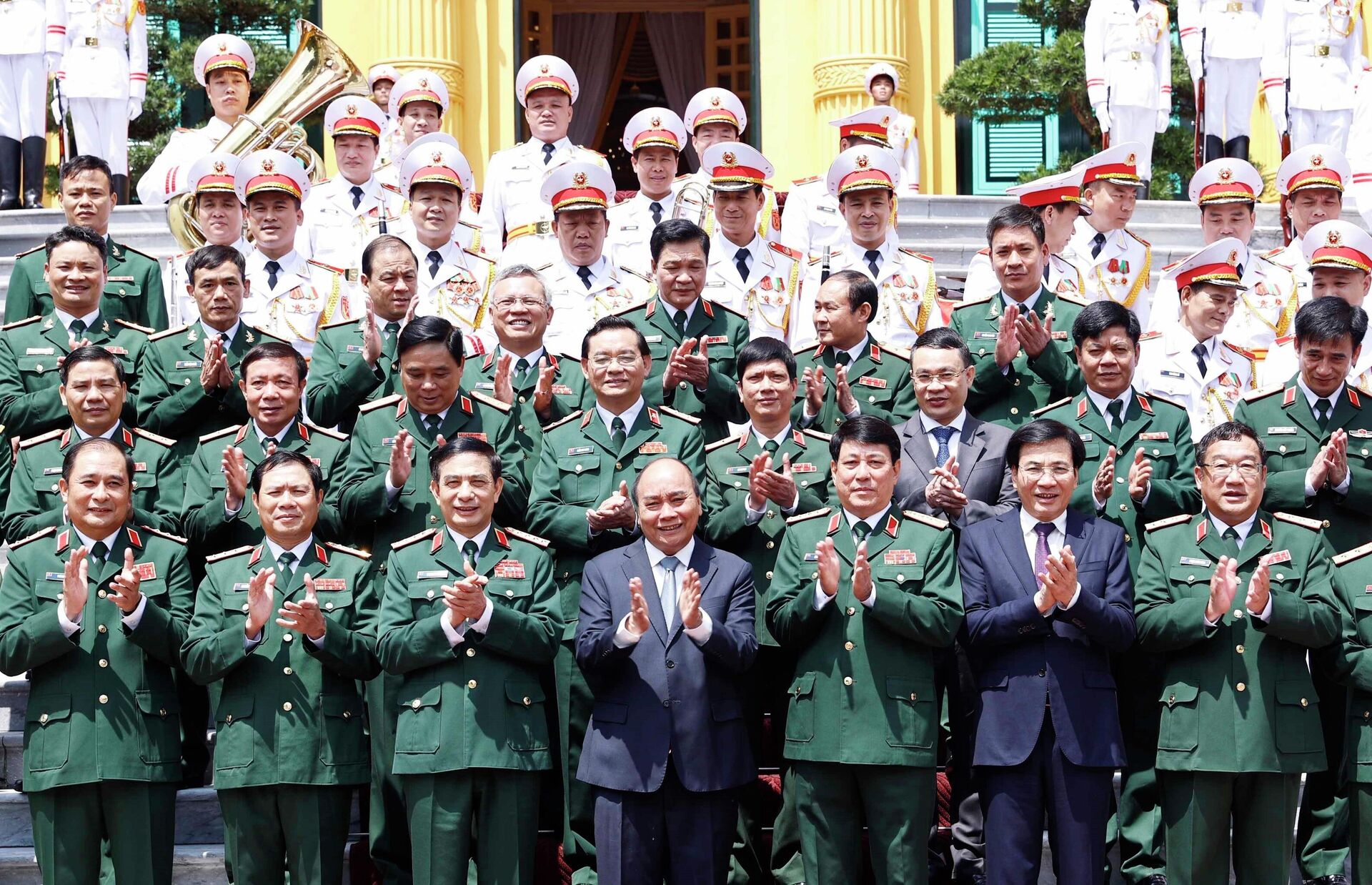 Chủ tịch nước Nguyễn Xuân Phúc trao Quyết định thăng quân hàm Thượng tướng cho đồng chí Phùng Sĩ Tấn - Sputnik Việt Nam, 1920, 12.09.2022