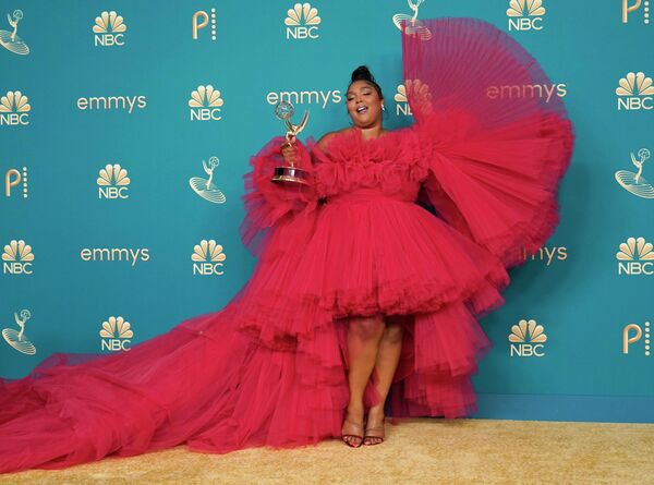 Lizzo với phần thưởng về Chương trình thi xuất sắc «Lizzo&#x27;s Watch Out For The Big Grrrls» tại lễ trao giải «Emmy» ở Los Angeles. - Sputnik Việt Nam