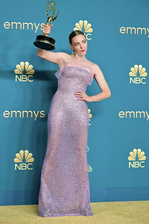 Nữ nghệ sĩ Mỹ Amanda Seyfried tạo dáng với phần thưởng Nữ diễn viên chính xuất sắc nhất tại Lễ trao giải «Emmy» lần thứ 74 ở Los Angeles. Nữ nghệ sĩ Mỹ Amanda Seyfried tạo dáng với phần thưởng Nữ diễn viên chính xuất sắc nhất tại Lễ trao giải «Emmy» lần thứ 74 ở Los Angeles. - Sputnik Việt Nam