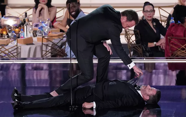 Will Arnett gỡ phong bì của người chiến thắng khỏi áo khoác của Jimmy Kimmel trên sân khấu trong Lễ trao giải «Emmy» lần thứ 74 ở Los Angeles. Will Arnett gỡ phong bì của người chiến thắng khỏi áo khoác của Jimmy Kimmel trên sân khấu trong Lễ trao giải «Emmy» lần thứ 74 ở Los Angeles. - Sputnik Việt Nam