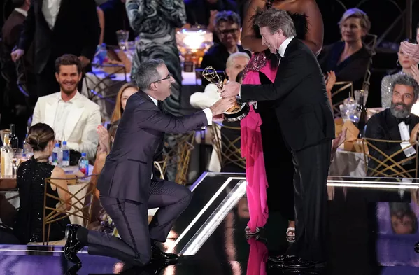 John Oliver nhận giải thưởng từ MC Martin Short trong Lễ trao giải «Emmy» lần thứ 74 ở Los Angeles. John Oliver nhận giải thưởng từ MC Martin Short trong Lễ trao giải «Emmy» lần thứ 74 ở Los Angeles. - Sputnik Việt Nam