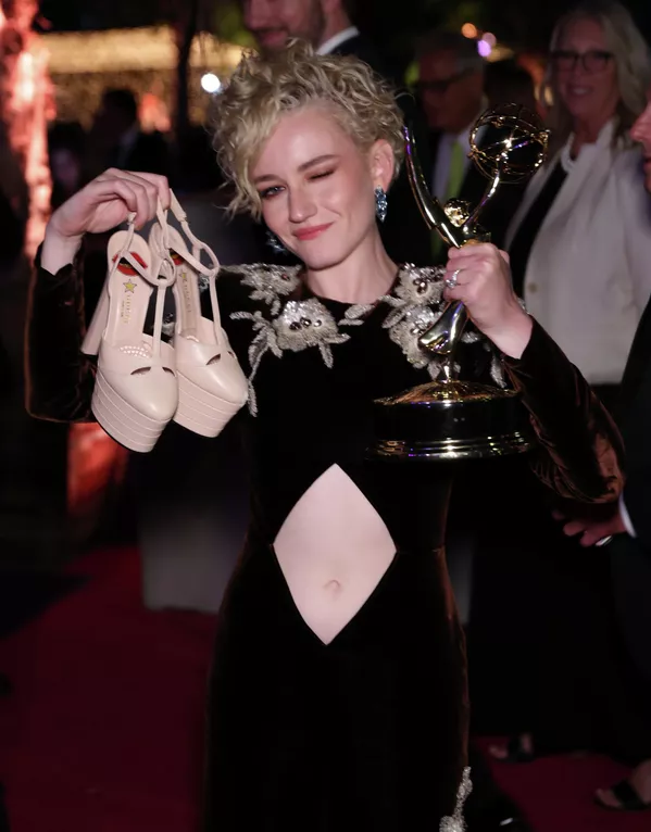 Julia Garner giành giải thưởng Nữ diễn viên phụ trong bộ phim truyền hình nhiều tập «Ozark» tại Lễ trao giải «Emmy» lần thứ 74 ở Los Angeles. Julia Garner giành giải thưởng Nữ diễn viên phụ trong bộ phim truyền hình nhiều tập «Ozark» tại Lễ trao giải «Emmy» lần thứ 74 ở Los Angeles. - Sputnik Việt Nam