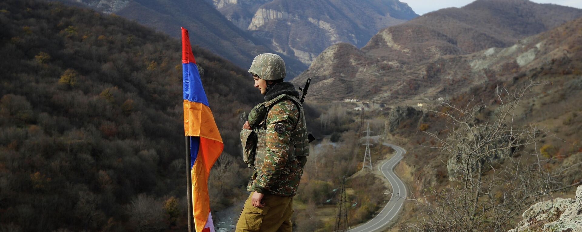 Một người Armenia với lá cờ Nagorno-Karabakh trên biên giới mới với vùng Kalbajar - Sputnik Việt Nam, 1920, 14.09.2022