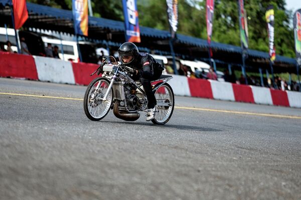 Tay đua xetại NGO Street Drag Race ở tỉnh Chonburi, Thái Lan. - Sputnik Việt Nam