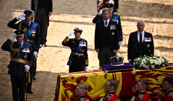 Quan tài Elizabeth II được đưa tới Cung điện Westminster, nơi diễn ra lễ tiễn biệt Nữ hoàng, kéo dài bốn ngày. Tất cả thời gian này, Westminster mở cửa suốt ngày đêm để mọi người dân Anh có thể nói lời tạm biệt với quốc vương. - Sputnik Việt Nam