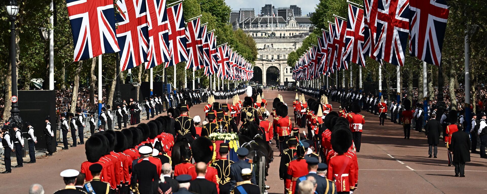 Quan tài Nữ hoàng Elizabeth II, được trang trí theo Tiêu chuẩn Hoàng gia và Vương miện Hoàng gia, được nhìn thấy trong đám rước từ Cung điện Buckingham đến Cung điện Westminster ở London. - Sputnik Việt Nam, 1920, 15.09.2022