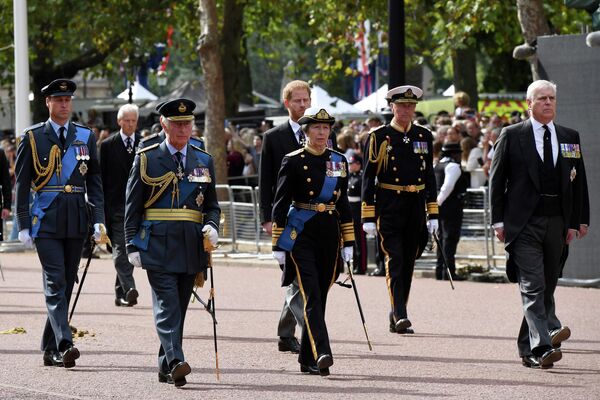 Hoàng tử Anh William, Hoàng tử Harry, Phó Đô đốc Tim Lawrence, Vua Anh Charles III, Công chúa Anne và Hoàng tử Andrew, Công tước xứ York, đi sau quan tài Nữ hoàng Elizabeth II trong lễ rước từ Cung điện Buckingham đến Cung điện Westminster. - Sputnik Việt Nam