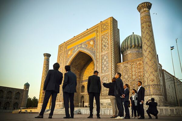 Người trên Quảng trường Registan ở trung tâm Samarkand. - Sputnik Việt Nam