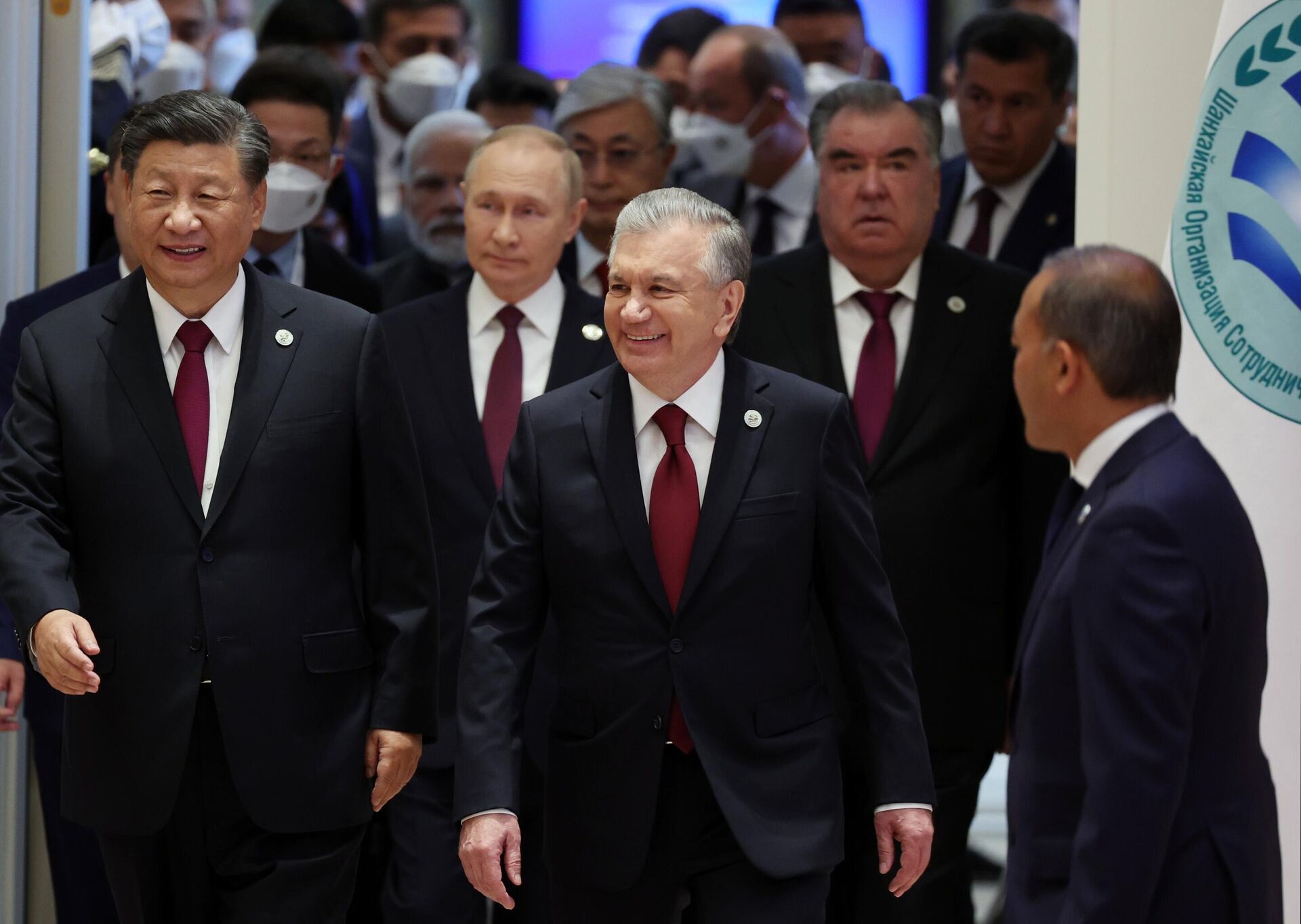 Ngày 16 tháng 9 năm 2022. Chủ tịch Trung Quốc Tập Cận Bình, Tổng thống Nga Vladimir Putin, Tổng thống Uzbekistan Shavkat Mirziyoyev và Tổng thống Tajik Emomali Rahmon (từ trái sang phải) trước khi bắt đầu cuộc họp định dạng hẹp giữa những người đứng đầu Tổ chức Hợp tác Thượng Hải (SCO)  ở Samarkand. - Sputnik Việt Nam, 1920, 18.09.2022