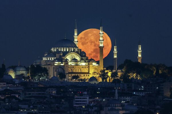 Trăng tròn lặn xuống sau Nhà thờ Hồi giáo Suleymaniye ở Istanbul, Thổ Nhĩ Kỳ. - Sputnik Việt Nam