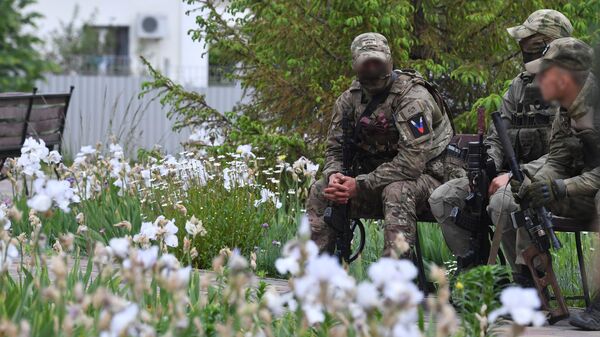 Các binh sĩ nghỉ ngơi trong công viên ở thành phố Kupyansk - Sputnik Việt Nam