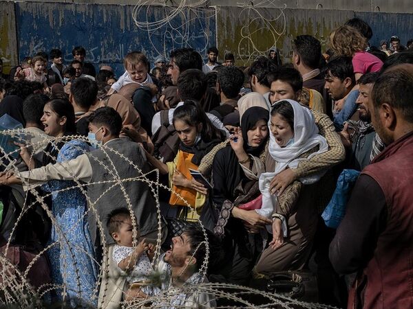 Ảnh từ loạt Abrazos Desde Kabul của nhiếp ảnh gia Salvador Juan Carlos, đoạt giải Editorial / Press Photographer Of the Yeartrong cuộc thi International Photography Awards 2022. - Sputnik Việt Nam