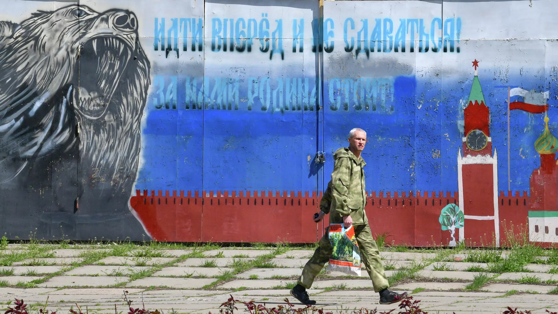 Một người đàn ông trên đường phố ở Lugansk.