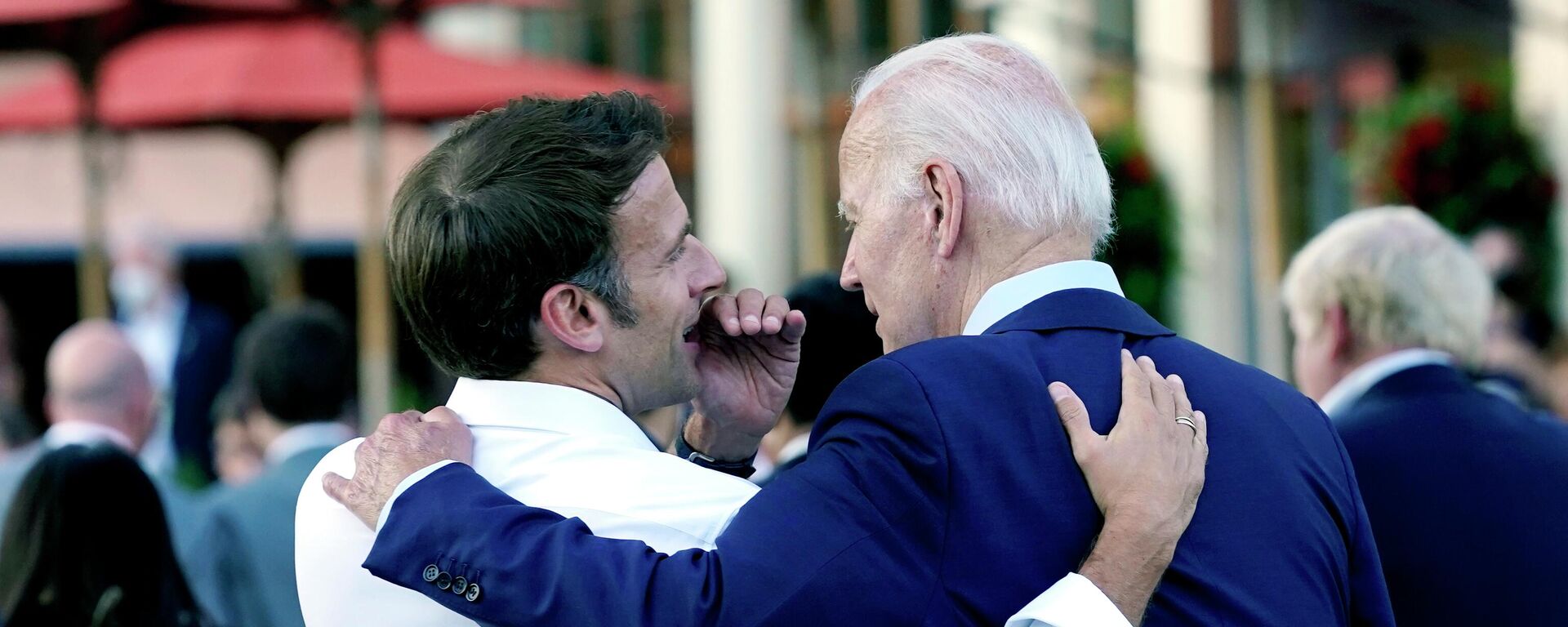 Tổng thống Hoa Kỳ Joe Biden với Tổng thống Pháp Emmanuel Macron  - Sputnik Việt Nam, 1920, 08.06.2024