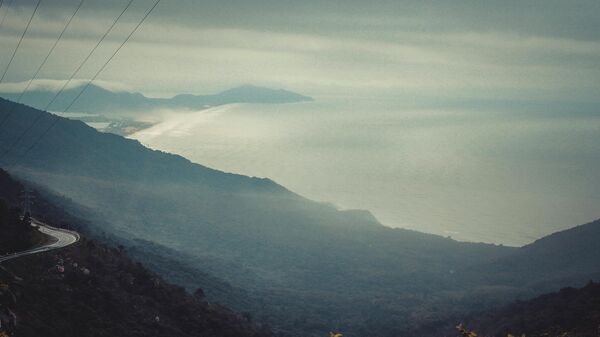Đèo Hải Vân cắt ngang dãy núi Bạch Mã ở Việt Nam - Sputnik Việt Nam