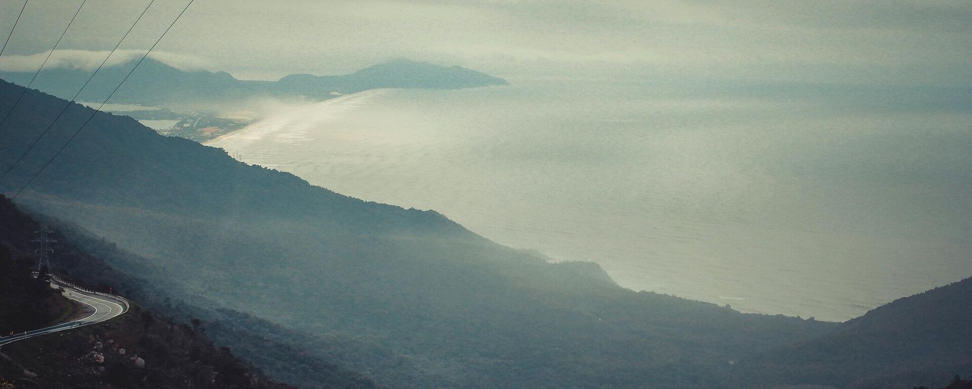 Đèo Hải Vân cắt ngang dãy núi Bạch Mã ở Việt Nam - Sputnik Việt Nam, 1920, 28.01.2026